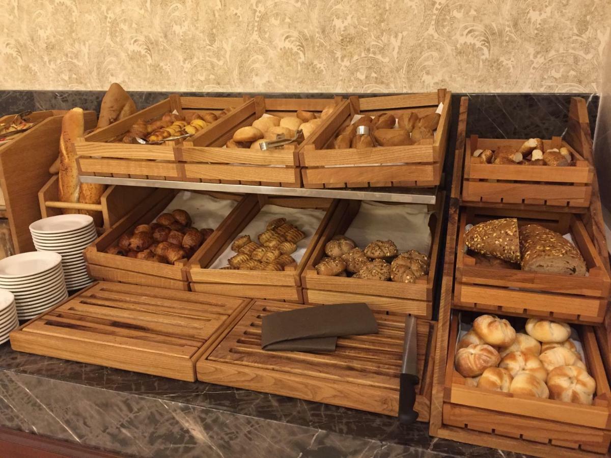 Ottoman'S Life Hotel Deluxe Istanbulská provincie Exteriér fotografie Bread and pastry display at a buffet